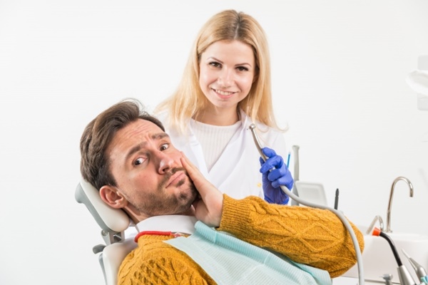 虫歯の治療を怖がる男性